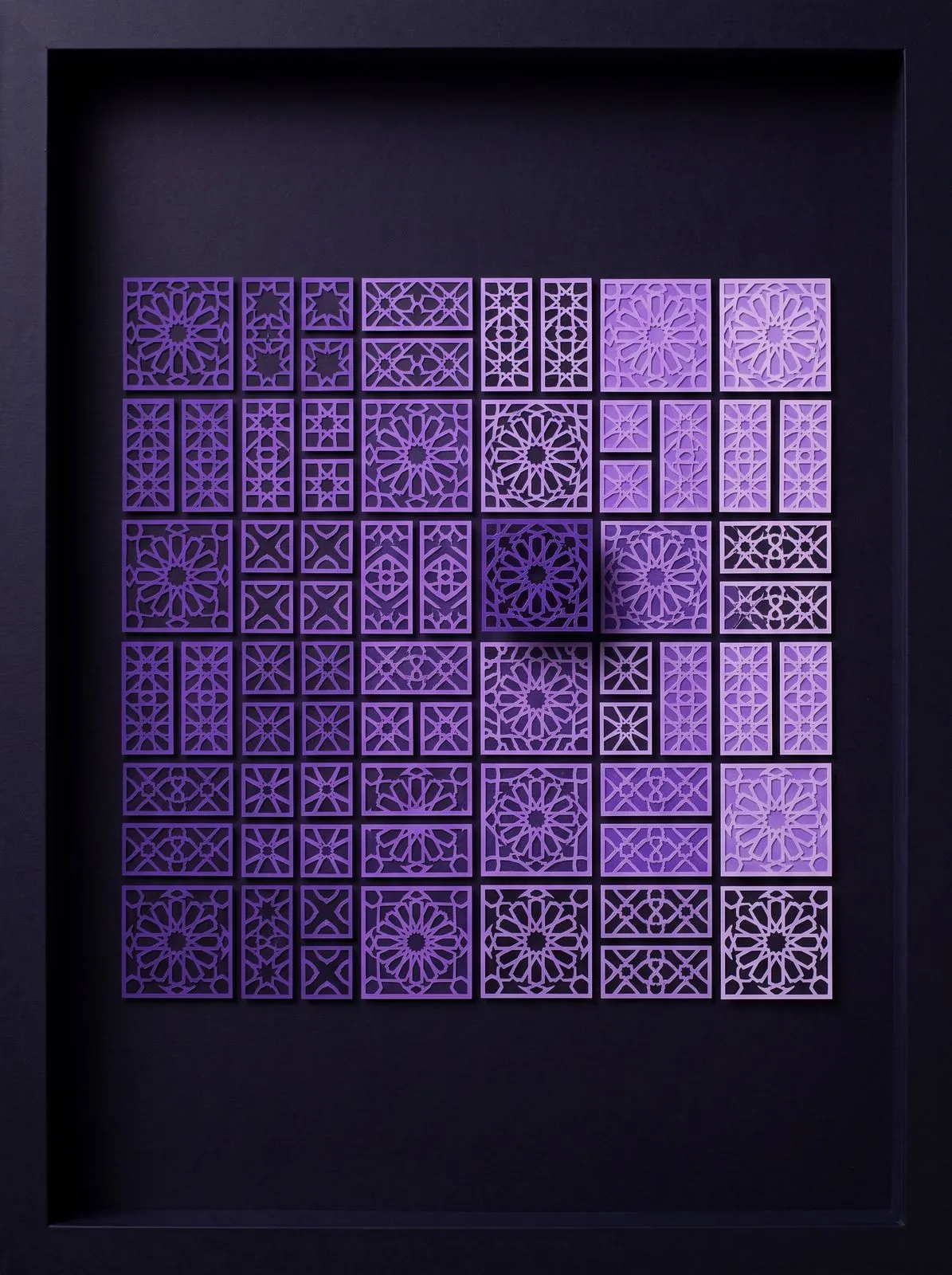 Painel de azulejos violeta ordenados por tom, com um azulejo levantado do plano
